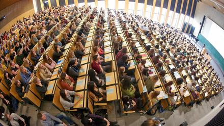 Ganz so einfach ist es für Flüchtlinge nicht, ein Studium in Deutschland aufzunehmen.