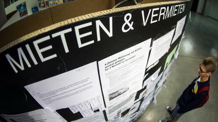 Suche am Schwarzen Brett: Studierende haben es in Berlin nicht leicht.