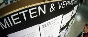 Suche am Schwarzen Brett: Studierende haben es in Berlin nicht leicht.