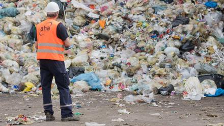 Leichtverpackungen und Gelbe Säcke liegen auf der Deponie der Abfallwirtschaft in Hannover.