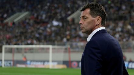 Griechenlands Ex-Coach Michael Skibbe hatte in letzter Zeit Anlass zur ernsten Miene, wie hier bei der verpassten WM-Qualifikation gegen Kroatien.
