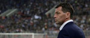 Griechenlands Ex-Coach Michael Skibbe hatte in letzter Zeit Anlass zur ernsten Miene, wie hier bei der verpassten WM-Qualifikation gegen Kroatien.