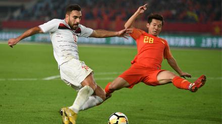 Chinas Nationalmannschaft (r., Chi Zhongguo) feierte bislang keine großen Erfolge. Hier eine Szene aus dem Länderspiel gegen Syrien Mitte Oktober. 