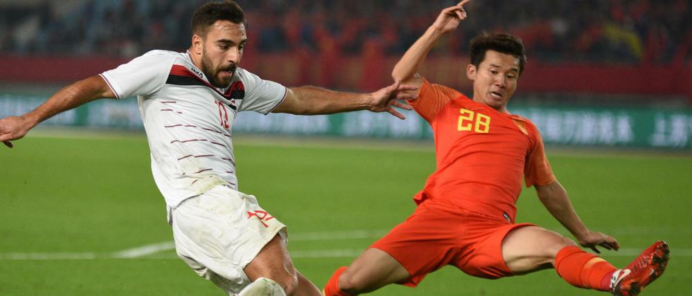Chinas Nationalmannschaft (r., Chi Zhongguo) feierte bislang keine großen Erfolge. Hier eine Szene aus dem Länderspiel gegen Syrien Mitte Oktober.