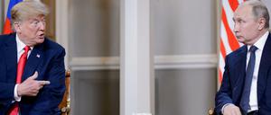 Donald Trump (l) und Wladimir Putin