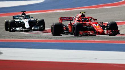 Kimi Raikkönen durfte in Austin feiern, Lewis Hamilton (dahinter) noch nicht.