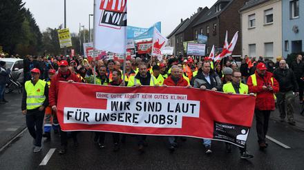 ehrere tausend Menschen demonstrieren in Bergheim für den Erhalt der Braunkohleförderung. 