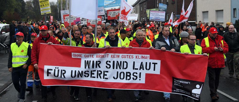 ehrere tausend Menschen demonstrieren in Bergheim für den Erhalt der Braunkohleförderung.
