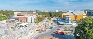 Blick vom Turm der St. Matthäus-Kirche auf das Areal vor der Philharmonie (r.), das fußgängerfreundlich umgebaut wird. 