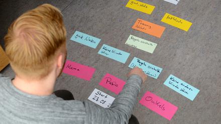 Auf solchen Blättern, die ein Mitarbeiter beschreibt, werden kriminelle Jugendliche mit Gefühlen und Zielen konfrontiert. 