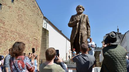 Staatsgeschenk. Wu Weishans Bronze-Marx in Trier, hinter dem Simeonstift.