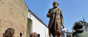 Staatsgeschenk. Wu Weishans Bronze-Marx in Trier, hinter dem Simeonstift.