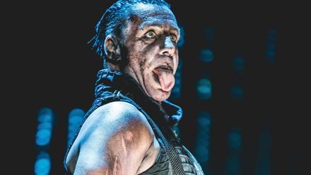 Christian Lindemann ist Dichter und Sänger der deutschen Rockband Rammstein.