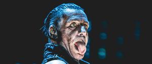 Christian Lindemann ist Dichter und Sänger der deutschen Rockband Rammstein.