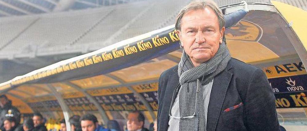 Ewald Lienen, 64, betreute AEK Athen von Oktober 2012 bis April 2013 als Trainer.