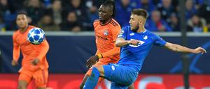 Hoffenheims Ermin Bicakcic lieferte sich viele Duelle mit Lyons Bertrand Traore.