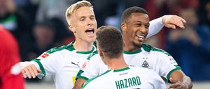 Partytrio. Gladbachs Oscar Wendt, Alassane Plea und Thorgan Hazard (von links) freuen sich über den nächsten Sieg.