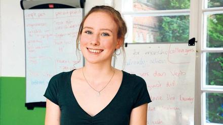 Lehrerin mit 17. Kim Nitsche unterrichtet Englisch im Treffpunkt Strohhalm in Treptow-Köpenick. 
