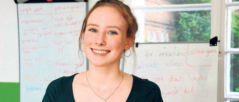 Lehrerin mit 17. Kim Nitsche unterrichtet Englisch im Treffpunkt Strohhalm in Treptow-Köpenick. 