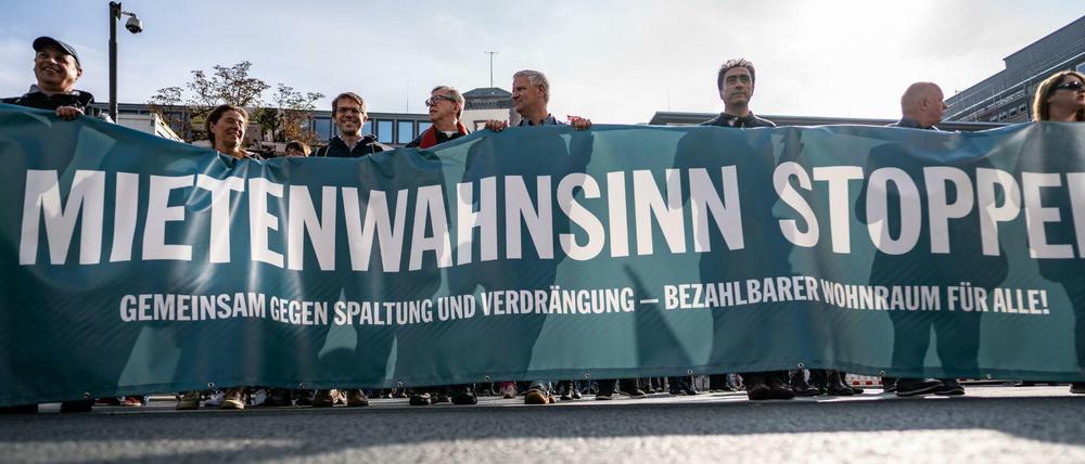 Am Samstag demonstrierten rund 5000 Menschen gegen hohe Mieten und Wohnungsmangel in Frankfurt am Main. Unter steigenden Mieten leiden vor allem Geringverdiener.