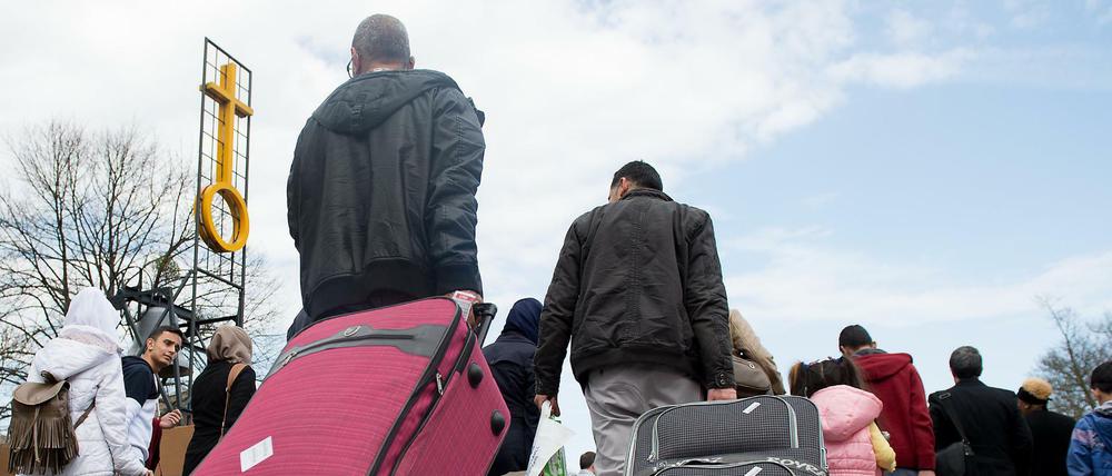 Syrische Geflüchtete kommen in das Grenzdurchgangslager Friedland. Aufgenommen im April 2016, Niedersachsen.