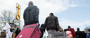 Syrische Geflüchtete kommen in das Grenzdurchgangslager Friedland. Aufgenommen im April 2016, Niedersachsen.