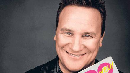 Frauenmagazin mit Männernamen. Guido Maria Kretschmer hält die „Guido“ im Arm. Eigentlich wollte er die Zeitschrift „Liebe“ nennen. 