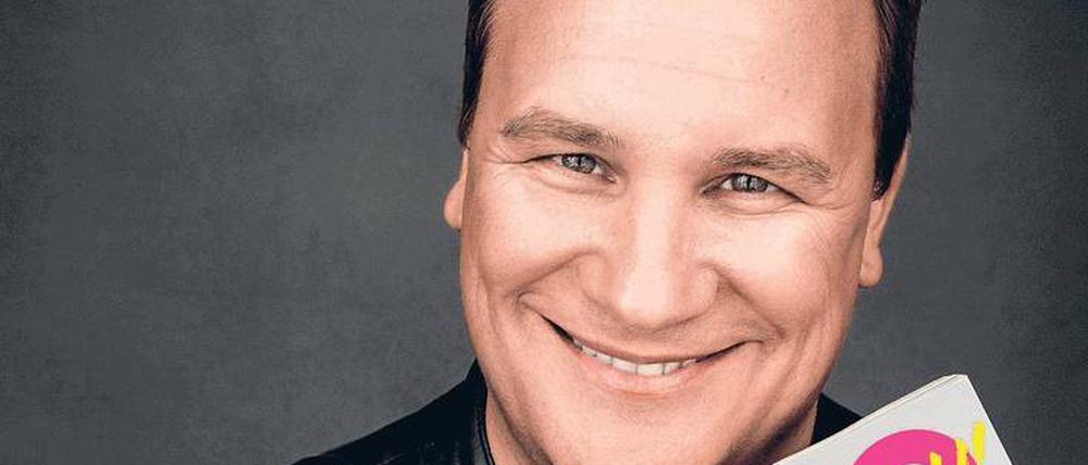 Frauenmagazin mit Männernamen. Guido Maria Kretschmer hält die „Guido“ im Arm. Eigentlich wollte er die Zeitschrift „Liebe“ nennen. 