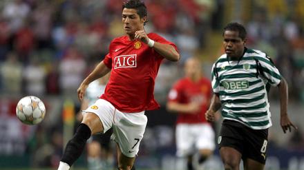 Cristiano Ronaldo im Trikot von Manchester United, hier im Jahr 2007 gegen Sporting Lissabon. Rechts im Bild der später Hertha-Profi Ronny. 
