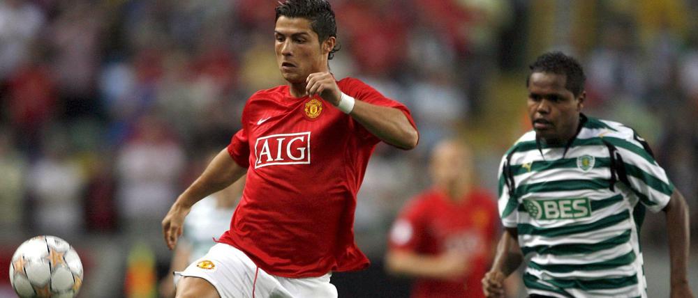 Cristiano Ronaldo im Trikot von Manchester United, hier im Jahr 2007 gegen Sporting Lissabon. Rechts im Bild der später Hertha-Profi Ronny. 