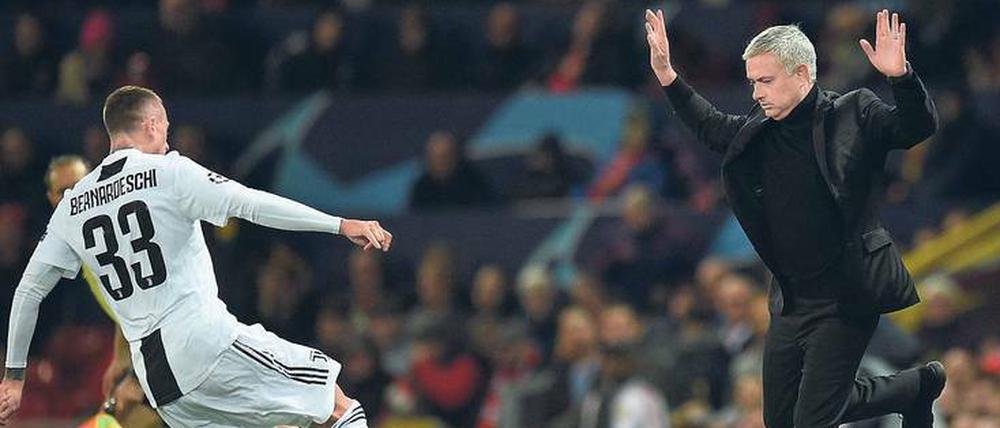 Haltungsnote: Geht so. Jose Mourinho muss sich im Moment einiges anhören. Er reagiert darauf wie immer – und weist die Kritik von sich.