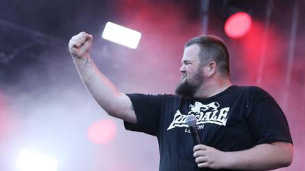 Der Sänger der deutschen Punkband "Feine Sahne Fischfilet", Jan "Monchi" Gorkow.