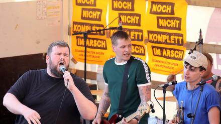 Die Punkband Feine Sahne Fischfilet im Mai bei einem Friedensfest gegen einen Aufmarsch der rechtsextremen NPD.