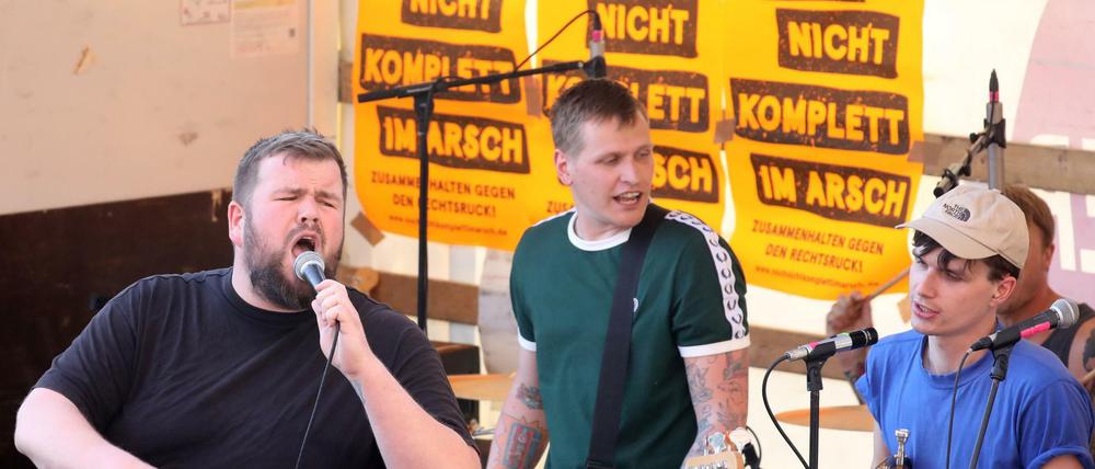 Die Punkband Feine Sahne Fischfilet im Mai bei einem Friedensfest gegen einen Aufmarsch der rechtsextremen NPD.