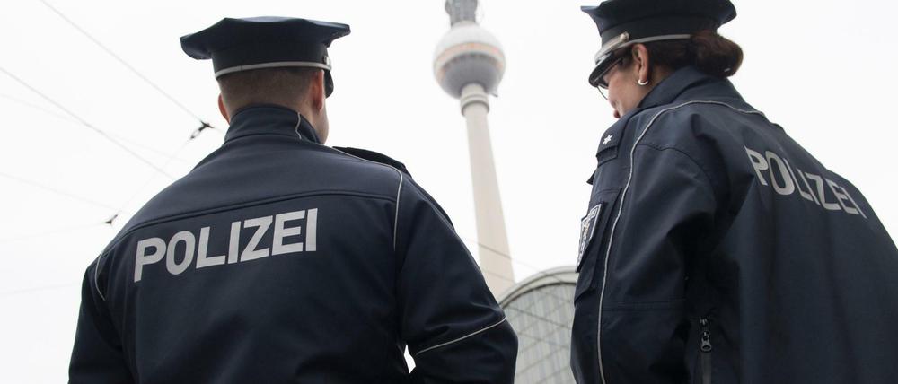 Berliner Polizisten müssen zu viele Überstunden leisten, kritisiert die Opposition.