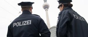 Berliner Polizisten müssen zu viele Überstunden leisten, kritisiert die Opposition.