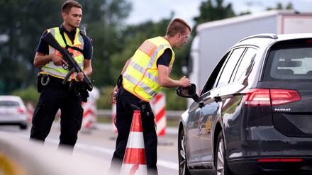 Kontrollen an der Bayrisch-österreichischen Grenze durch die Landespolizei sind illegal, sagen Rechtsexperten.