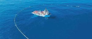 Das Projekt "The Ocean Cleanup" will in der Mitte des U-förmigen Schwimmkörpers den Plastikmüll sammeln.