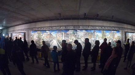 Reger Andrang beim "Tag der offenen Baustelle" im zukünftigen U-Bahnhof Unter den Linden.