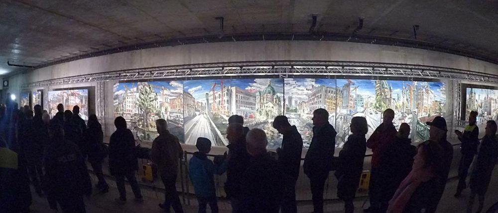 Reger Andrang beim "Tag der offenen Baustelle" im zukünftigen U-Bahnhof Unter den Linden.