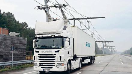 Auch in Brandenburg wird auf einem alten Militärflughafen der Oberleitungsbetrieb getestet.
