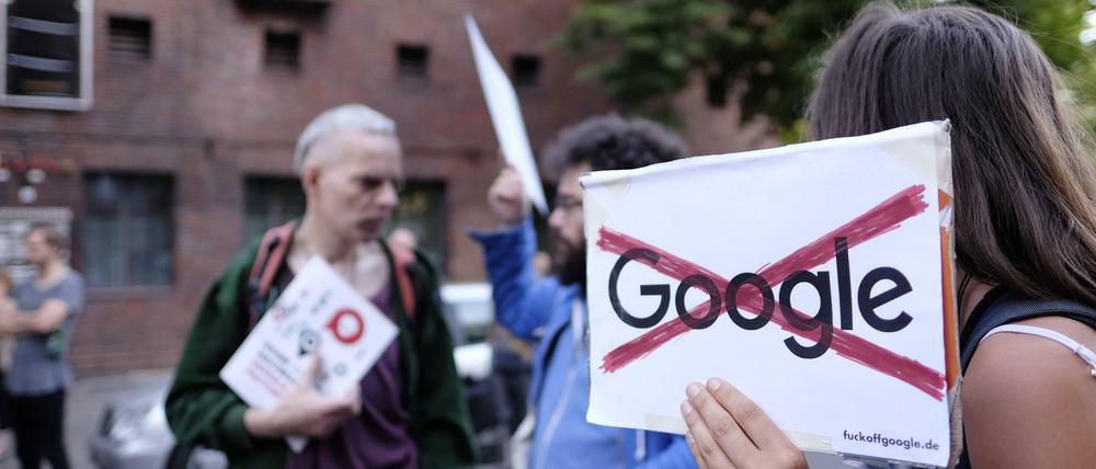 Unter dem Motto Kick Google aus dem Kiez protestieren Anwohner gegen den geplanten Google-Campus.