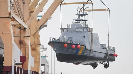 Ein in Wolgast gebautes Patrouillenboot, das für Saudi-Arabien bestimmt ist, wird im Hafen von Mukran verladen.