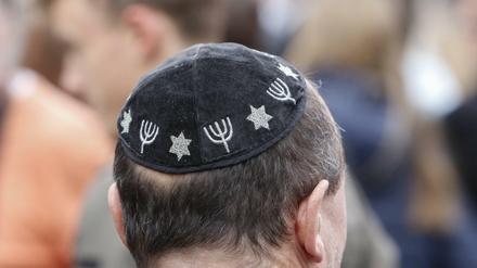 Angriffe gegen Personen, die zum Beispiel aufgrund einer Kippa als Juden erkennbar waren, werden in der Rias-Statistik als antisemitisch erfasst.