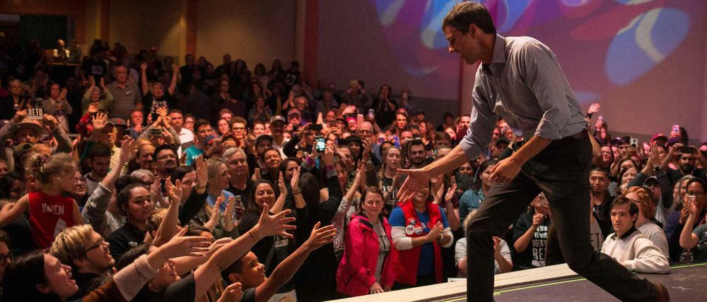 Er streckt die Arme aus, jeden und jede will er erreichen – das ist Beto O’Rourkes vielleicht wichtigste Botschaft. 