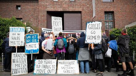 Aus Protest gegen steigende Mieten besetzten Aktivisten den im Aufbau befindlichen Google Campus für Start-ups im ehemaligen Umspannwerk in Kreuzberg.
