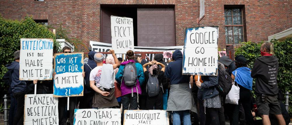 Aus Protest gegen steigende Mieten besetzten Aktivisten den im Aufbau befindlichen Google Campus für Start-ups im ehemaligen Umspannwerk in Kreuzberg.