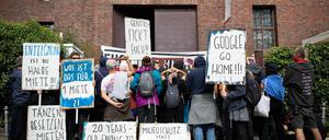 Aus Protest gegen steigende Mieten besetzten Aktivisten den im Aufbau befindlichen Google Campus für Start-ups im ehemaligen Umspannwerk in Kreuzberg.