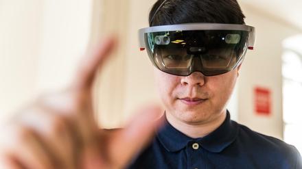 Ein Mann blickt durch eine Virtual-Reality-Brille.