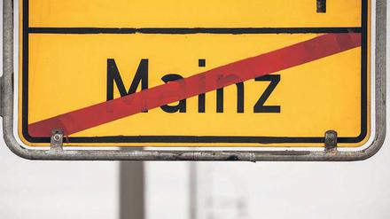 Spätestens ab September 2019 muss Mainz Fahrverbote für ältere Diesel verhängen, wenn der Grenzwert für Stickstoffdioxid von 40 Mikrogramm pro Kubikmeter Luft im ersten Halbjahr nicht mit anderen Maßnahmen eingehalten werden kann.